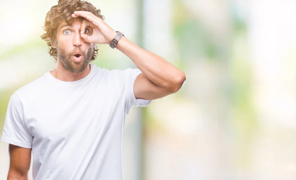 Bello Ispanico Modello Uomo Sfondo Isolato Facendo Gesto Scioccato Con — Foto Stock