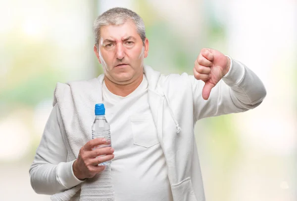 Hombre Mayor Guapo Entrenamiento Sosteniendo Toalla Botella Agua Sobre Fondo —  Fotos de Stock