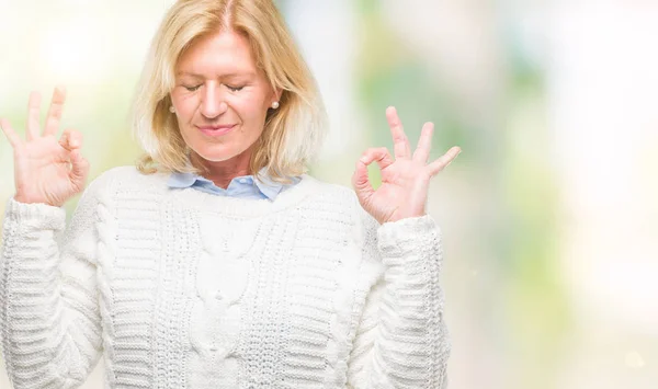 Mujer Rubia Mediana Edad Vistiendo Suéter Invierno Sobre Fondo Aislado — Foto de Stock