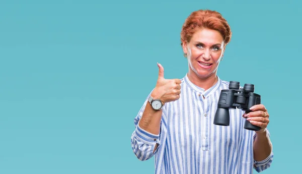 Senior Kaukasischen Frau Die Durch Ein Fernglas Über Isolierten Hintergrund — Stockfoto