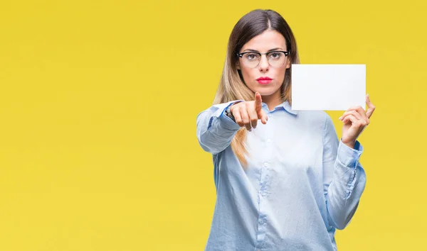 Giovane Bella Donna Affari Possesso Carta Bianca Sfondo Giallo Che — Foto Stock