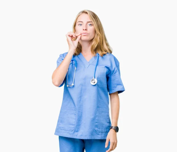 上医療ユニフォーム身に着けている美しい若い医師女性分離背景口と唇を指で Zip としてシャット ダウンします 秘密と沈黙 タブーの話 — ストック写真