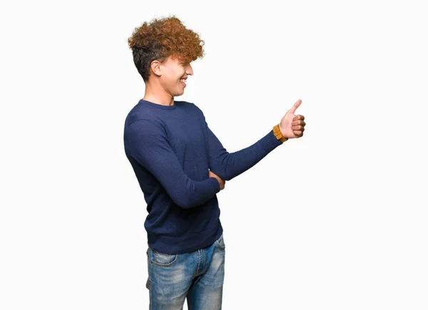 Jovem Homem Bonito Com Cabelo Afro Olhando Orgulhoso Sorrindo Fazendo — Fotografia de Stock