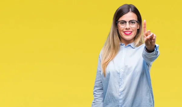 Joven Mujer Negocios Hermosa Con Gafas Sobre Fondo Amarillo Que —  Fotos de Stock