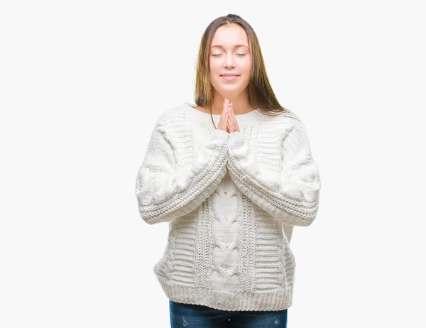 年轻美丽的白人妇女穿着冬季毛衣在孤立的背景祈祷与双手一起祈求宽恕微笑自信 — 图库照片