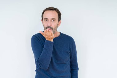 Bir öpücük el ile güzel ve seksi olmak hava üfleme kamera bakarak izole arka plan üzerinde zarif komuta sizde. Aşk ifade.