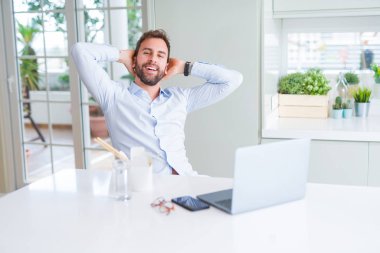 İş adamı yemek götürün Asya erişte yemek çalışma kullanırken bilgisayar dizüstü ve gülümseyen