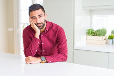 Yakışıklı İspanyol iş düşünme seyir yorgun ve sıkılmış çapraz silah depresyon sorunları ile.