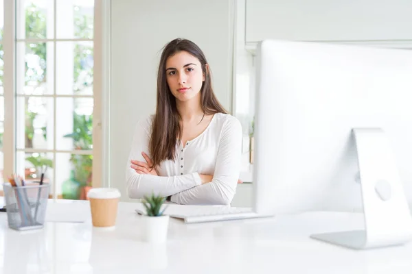 Bella Giovane Donna Che Lavora Con Computer Scettico Nervoso Espressione — Foto Stock