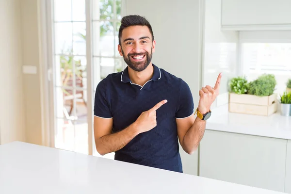 Bonito Homem Hispânico Casa Sorrindo Olhando Para Câmera Apontando Com — Fotografia de Stock