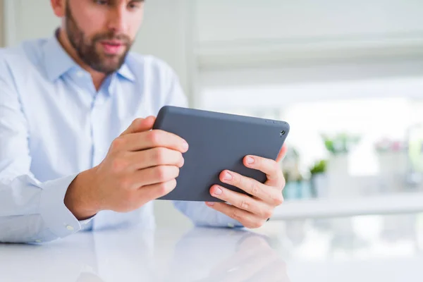 Close Mãos Homem Usando Tablet Sorrindo — Fotografia de Stock