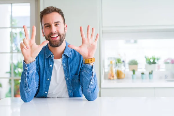 Hombre Guapo Casa Mostrando Señalando Hacia Arriba Con Los Dedos — Foto de Stock