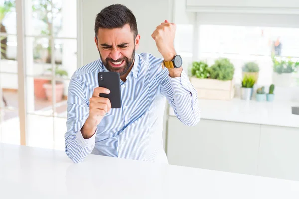 Hombre Negocios Hispano Guapo Usando Teléfono Inteligente Molesto Frustrado Gritando — Foto de Stock