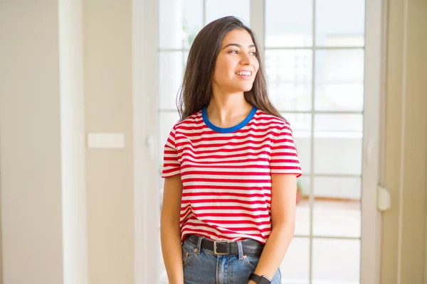 Mulher Bonita Nova Vestindo Shirt Casual Olhando Para Lado Com — Fotografia de Stock