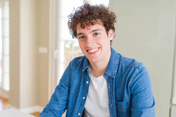 Jeune Bel Homme Portant Une Veste Décontractée Denim Maison Avec — Photo