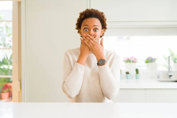 Jeune Belle Femme Afro Américaine Maison Choquée Couvrant Bouche Avec — Photo