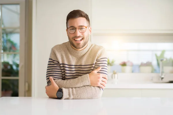 Joven Hombre Guapo Con Gafas Casa Cara Feliz Sonriendo Con — Foto de Stock