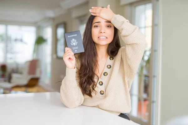 Amerika Birleşik Devletleri Kafasına Ile Vurguladı Pasaport Tutan Genç Kadın — Stok fotoğraf