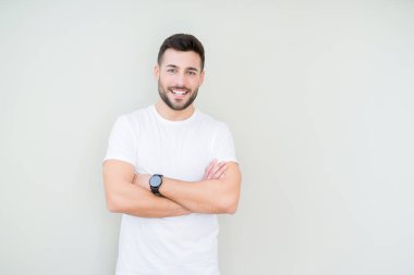 Yakışıklı delikanlı ile izole arka plan mutlu yüz gülümseyen üzerinde rahat beyaz t-shirt giyen silah kameraya bakarak geçti. Olumlu bir kişi.