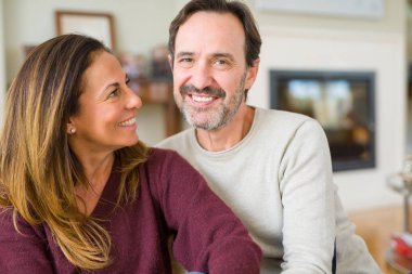 Birlikte yere evde oturmak güzel romantik çift