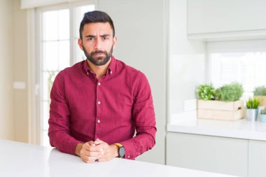 Yakışıklı İspanyol iş adamı depresif ve kızgın ve korkmuş ağlıyor sıkıntı için endişeleniyorum. Üzgün ifade.