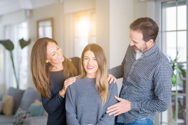 Güzel aile birlikte. Anne, baba ve kızı gülümseyen bir