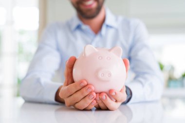 Kumbara holding adam eller yakın çekim