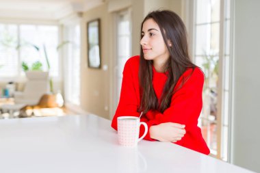 Güzel ve genç birbayan tarafına, seyir siyah kahve içme dinlenmek doğal yüz emin gülümseme ile pozuyla profil.