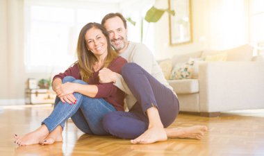 Birlikte yere evde oturmak güzel romantik çift