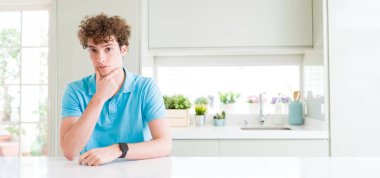 Geniş genç yakışıklı adam evde vurdu emin çapraz kol ve el ile gülümseme ile kameraya bakarak çeneme kaldırdı. Pozitif düşünce.