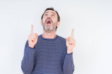 Yakışıklı komuta sizde izole arka plan üzerinden hayran ve yukarıya bakıp parmakları ile işaret şaşırttı ve silah kaldırdı.