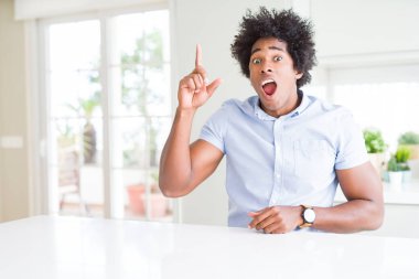 Afro-Amerikan iş başarılı fikirle yukarı işaret parmağı dostum. Çıktıktan ve mutlu. Bir numara.