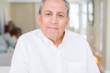 Emin gülümseyen yakışıklı komuta sizde