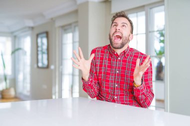 Renkli gömlek çılgın ve kızgın bağırarak ve agresif ifade ve silah kaldırdı bağırmaya giyen yakışıklı adam. Hayal kırıklığı kavramı.