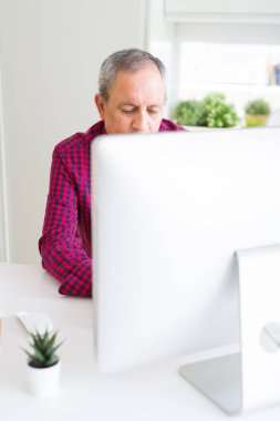 Üst düzey yakışıklı konsantre seyir bilgisayarla çalışma