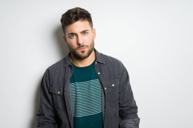 Yakışıklı delikanlı possing ve modelleme gri izole arka plan üzerinde