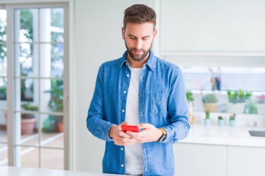 Smartphone kullanarak ve gülümseyen adam elinde yakın çekim