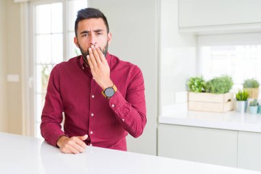 Yakışıklı İspanyol iş adamı esneme sıkılmış kapsayan ağız el ile yorgun. Restless ve uyku hali.