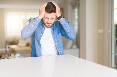 Ev umutsuz ve stresli baş ağrısı muzdarip çünkü, yakışıklı delikanlı ağrı ve Migren. Ellerini kafasına.