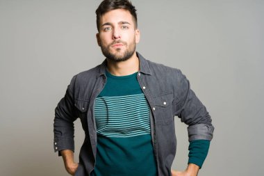 Yakışıklı delikanlı possing ve modelleme gri izole arka plan üzerinde