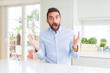 Yakışıklı İspanyol iş kutluyor deli adam ve silah ile başarı için hayran çığlık kaldırdı ve açık gözleri heyecanlı. Kazanan kavramı