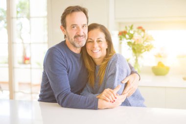 Birlikte evde oturan romantik orta yaş kaç