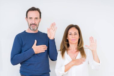 Güzel orta yaş kaç aşk izole içinde arka plan Swearing göğüs ve avuç el ile bir sadakat sözü yemin yapımı