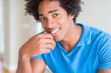 Emin gülümseyen yakışıklı Afro-Amerikan mutlu bir adam