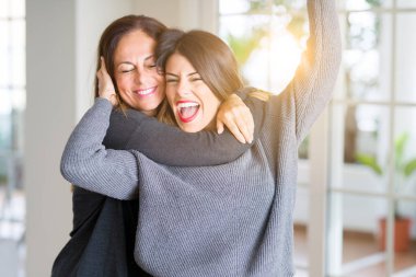 Güzel aile anne ve kızı birlikte, sarılma ve kı