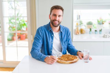 Yakışıklı adam yeme pizza evde