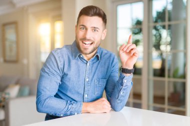 Ev çok mutlu el ve parmak ile tarafına işaret yakışıklı delikanlı