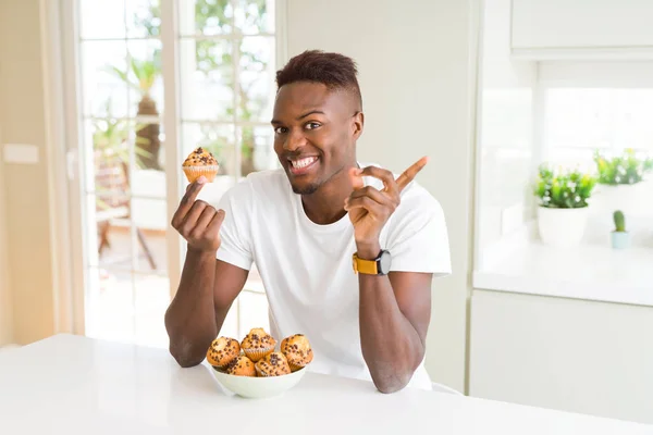 Afroamerické Muže Jíst Čokolády Muffin Velmi Šťastný Přejdete Stranu Rukou — Stock fotografie