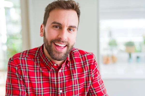 Schöner Mann Der Positiv Die Kamera Lächelt — Stockfoto