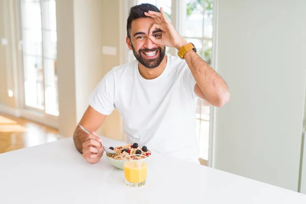 Hombre Hispano Guapo Desayunando Sano Por Mañana Casa Con Cara — Foto de Stock